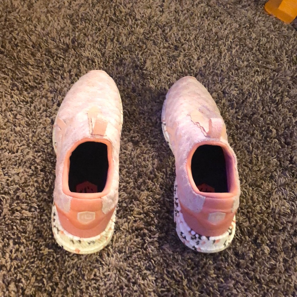 Tennis shoes